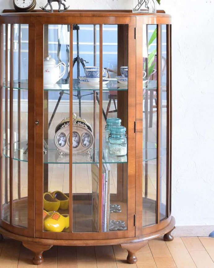 アンティークのキャビネット アンティーク家具 英国の上品なアンティーク家具、輝きの美しいミラーバックキャビネット。ミラーがあるので高級感があります。(k-1768-f)