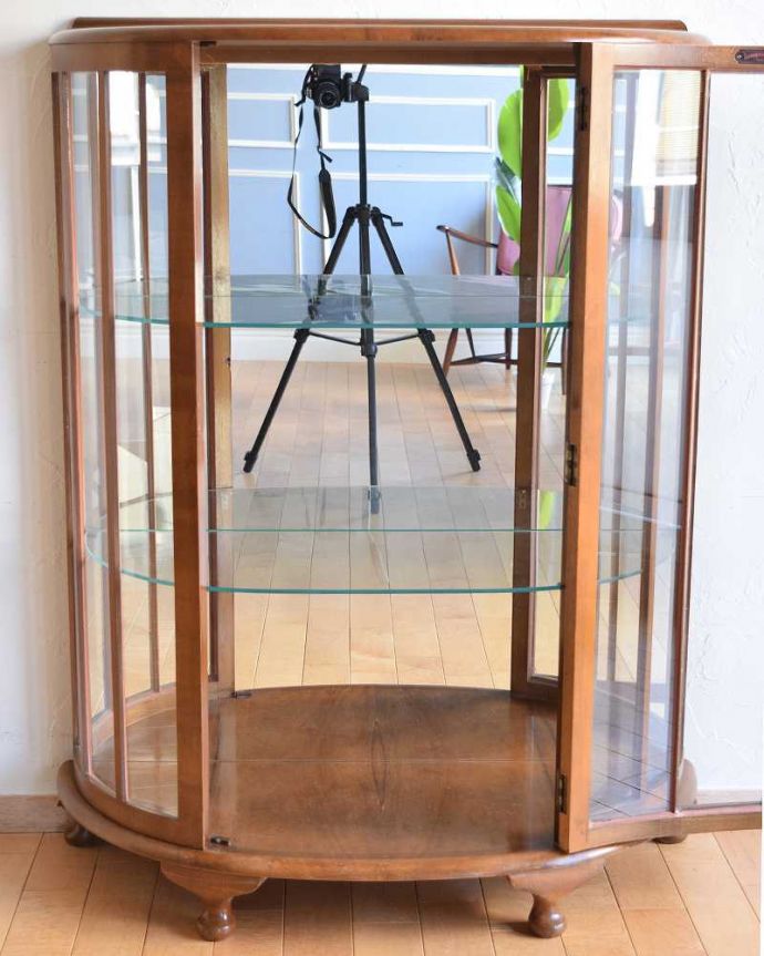 アンティークのキャビネット アンティーク家具 英国の上品なアンティーク家具、輝きの美しいミラーバックキャビネット。3段あります。(k-1768-f)