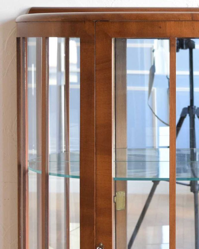 アンティークのキャビネット アンティーク家具 英国の上品なアンティーク家具、輝きの美しいミラーバックキャビネット。木の装飾が上品なアクセントになっています。(k-1768-f)