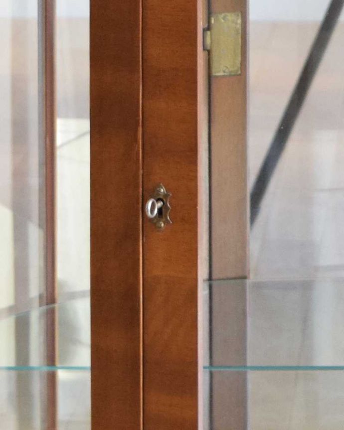 アンティークのキャビネット アンティーク家具 英国の上品なアンティーク家具、輝きの美しいミラーバックキャビネット。扉の取っ手は鍵です。(k-1768-f)