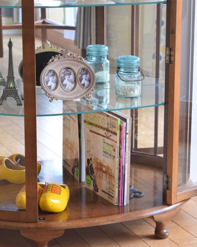 アンティークのキャビネット アンティーク家具 英国の上品なアンティーク家具、輝きの美しいミラーバックキャビネット。雑誌やA4サイズのファイルも収納できます。(k-1768-f)