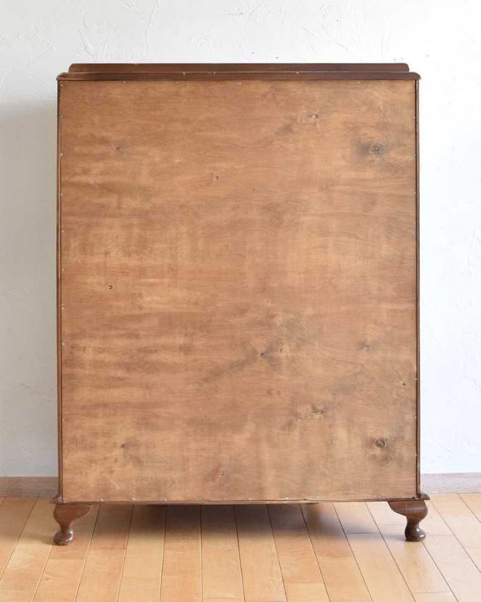 アンティークのキャビネット アンティーク家具 英国の上品なアンティーク家具、輝きの美しいミラーバックキャビネット。アンティークは新品ではないので、もちろん経年変化によるキズはありますが、専門の職人が目立たないようキレイにお直しをしているので、後姿までキレイです。(k-1768-f)