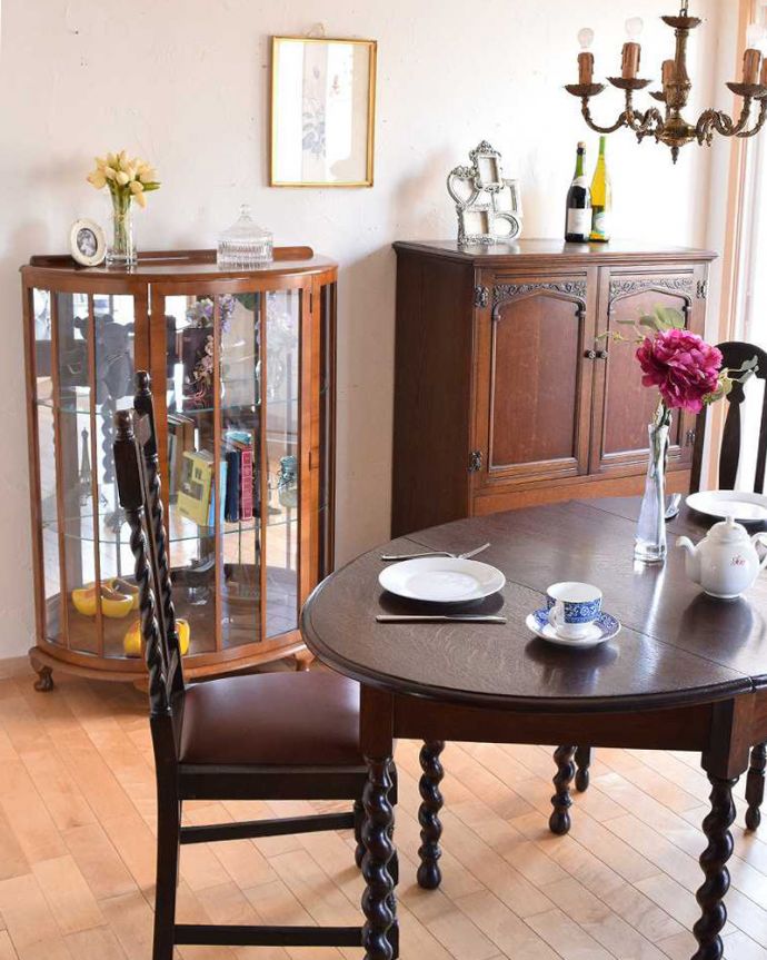 アンティークのキャビネット アンティーク家具 英国の上品なアンティーク家具、輝きの美しいミラーバックキャビネット。お部屋をパッと彩ってくれる優秀キャビネットガラスのキャビネットがお部屋にあるだけで、パッと明るくなっちゃうんです。(k-1768-f)