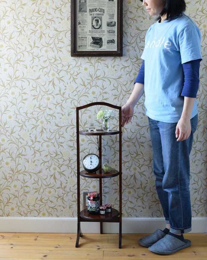 プランツスタンド・ケーキスタンド アンティーク家具 英国のアンティーク輸入家具、折り畳める3段タイプのケーキスタンド(テーブル)。ティータイムでの必需品、木製のケーキスタンドです。(k-1769-f)