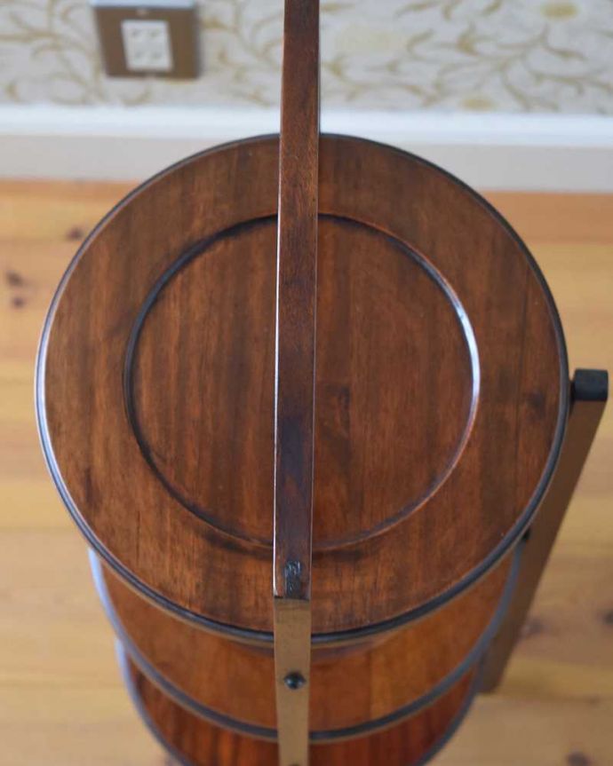 プランツスタンド・ケーキスタンド アンティーク家具 英国のアンティーク輸入家具、折り畳める3段タイプのケーキスタンド(テーブル)。天板です。(k-1769-f)