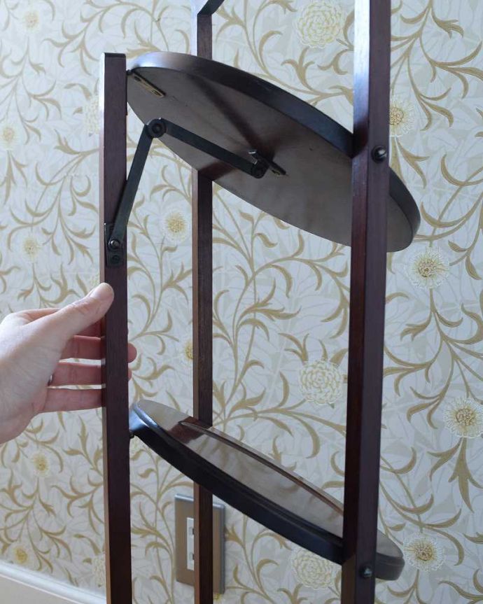 プランツスタンド・ケーキスタンド アンティーク家具 英国のアンティーク輸入家具、折り畳める3段タイプのケーキスタンド(テーブル)。組み立てるときは写真のようにバーを上下します。(k-1769-f)