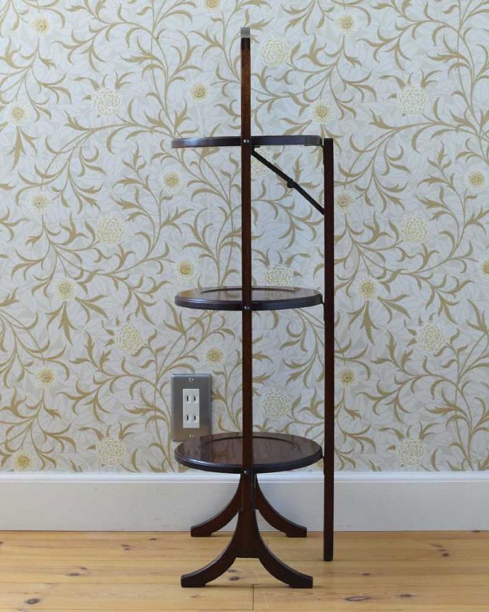 プランツスタンド・ケーキスタンド アンティーク家具 英国のアンティーク輸入家具、折り畳める3段タイプのケーキスタンド(テーブル)。収納すると場所をとってしまう、ガラスのケーキスタンドやティーポットを飾っても素敵ですよ。(k-1769-f)