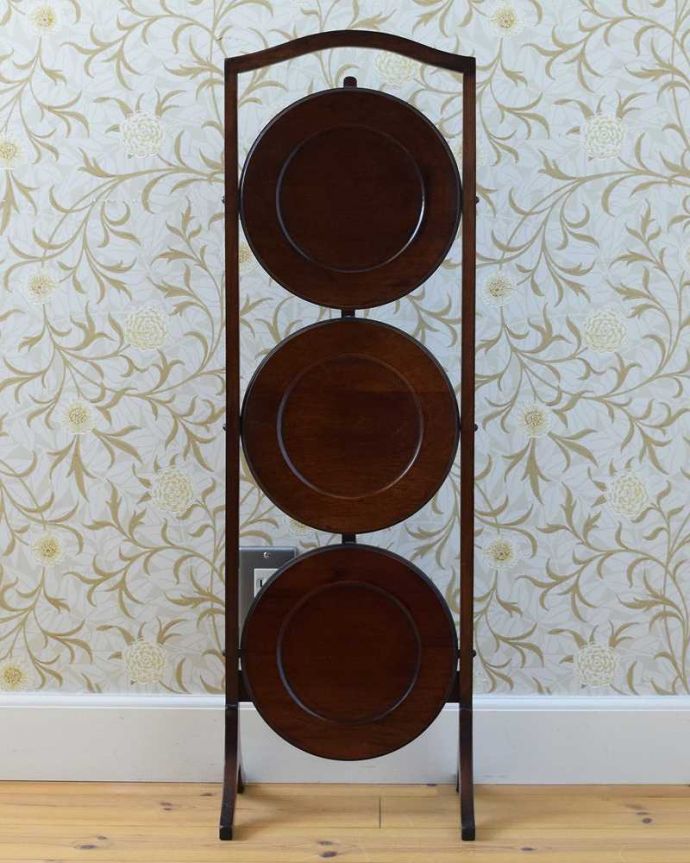 プランツスタンド・ケーキスタンド アンティーク家具 英国のアンティーク輸入家具、折り畳める3段タイプのケーキスタンド(テーブル)。※アンティークは新品ではないので、経年変化によるキズはありますが、専門の職人によって目立たないようにキレイにお直しをしています。(k-1769-f)