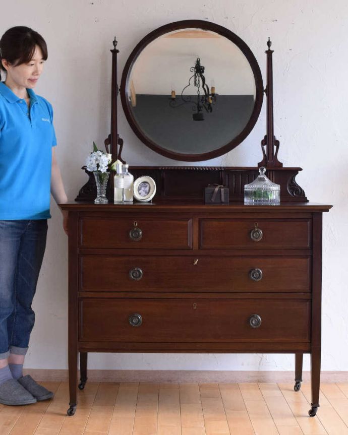 アンティークのドレッサー　アンティーク家具　たっぷり収納と丸いミラーがポイント、英国デザインのアンティークドレッシングチェスト。大きな鏡が美しい家具、ドレッシングチェストドレッシングチェストは、やっぱりミラーが一番気になります。(k-1770-f)