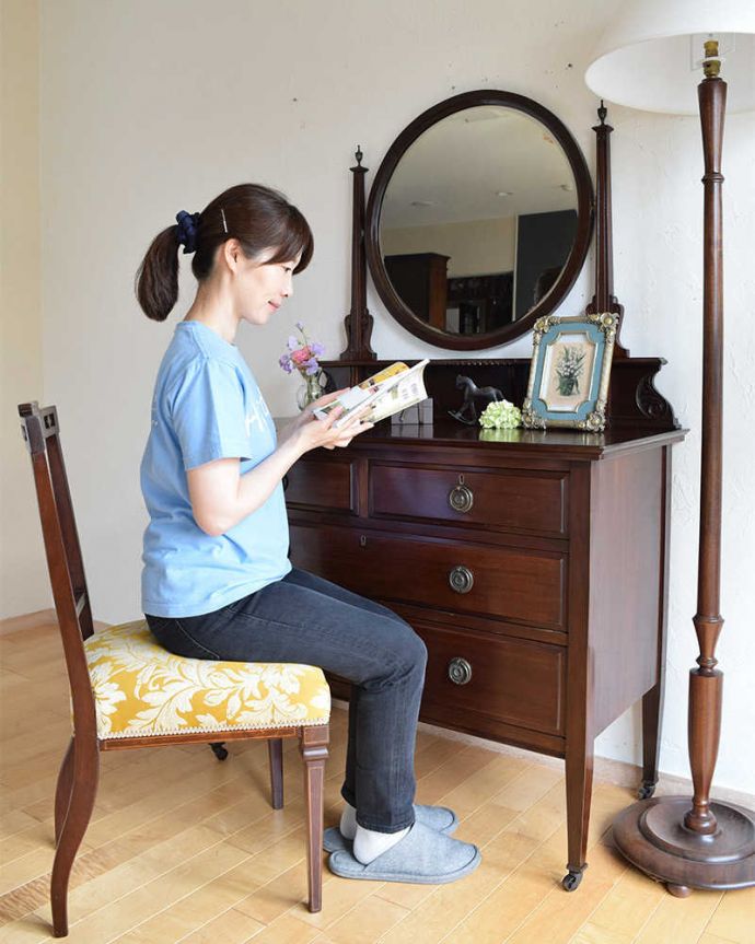 アンティークのドレッサー　アンティーク家具　たっぷり収納と丸いミラーがポイント、英国デザインのアンティークドレッシングチェスト。デスクとしても使えちゃう便利な家具天板も広々しているので、椅子を置けばデスクとして使えちゃうんです。(k-1770-f)