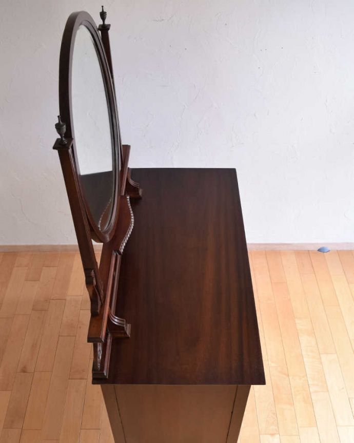 アンティークのドレッサー　アンティーク家具　たっぷり収納と丸いミラーがポイント、英国デザインのアンティークドレッシングチェスト。上から見るとこんな感じです。(k-1770-f)