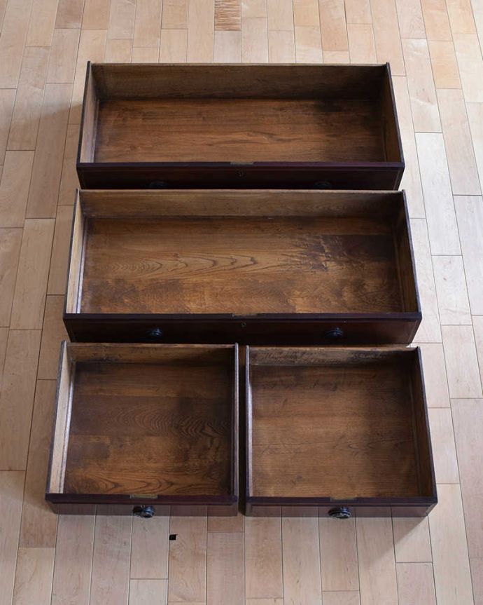 アンティークのドレッサー　アンティーク家具　たっぷり収納と丸いミラーがポイント、英国デザインのアンティークドレッシングチェスト。引き出しの中もキレイに修復しました引き出しは手前が1段目。(k-1770-f)