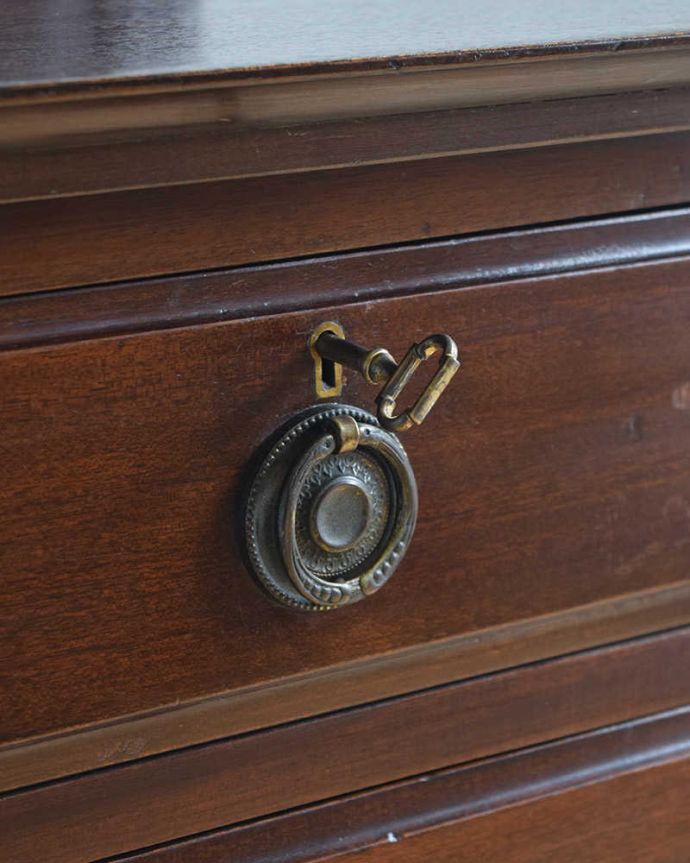 アンティークのドレッサー　アンティーク家具　たっぷり収納と丸いミラーがポイント、英国デザインのアンティークドレッシングチェスト。アンティークらしい素敵な取っ手味わい深い取っ手もアンティークらしい…時間の流れを感じて下さい。(k-1770-f)