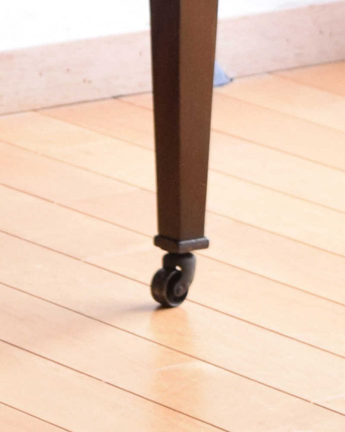 アンティークのドレッサー　アンティーク家具　たっぷり収納と丸いミラーがポイント、英国デザインのアンティークドレッシングチェスト。女性1人でラクラク運べちゃう仕掛けHandleのアンティークは、脚の裏にフェルトキーパーをお付けしています。(k-1770-f)