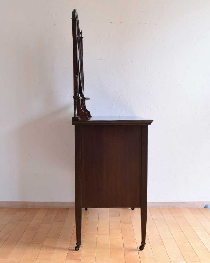 アンティークのドレッサー　アンティーク家具　たっぷり収納と丸いミラーがポイント、英国デザインのアンティークドレッシングチェスト。横から見てもステキ横から見るとこんな感じ。(k-1770-f)