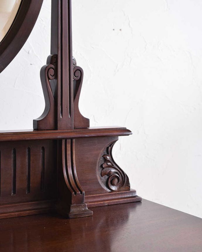 アンティークのドレッサー　アンティーク家具　たっぷり収納と丸いミラーがポイント、英国デザインのアンティークドレッシングチェスト。ポイントでアンティークらしい装飾が入り、高級感もたっぷりです。(k-1770-f)