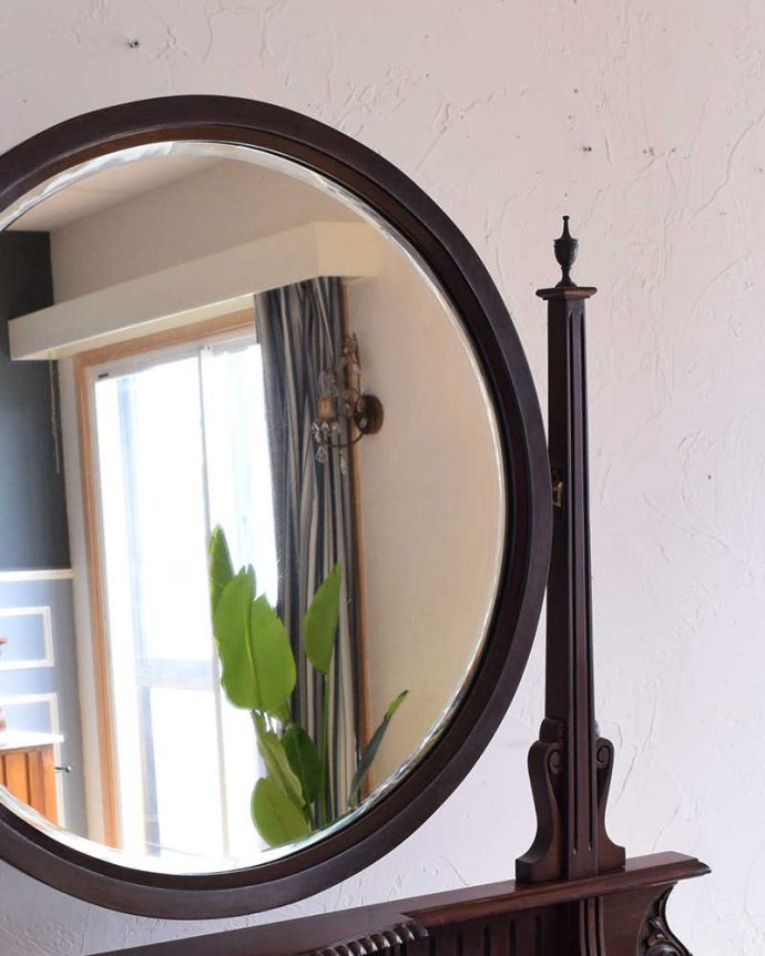 アンティークのドレッサー　アンティーク家具　たっぷり収納と丸いミラーがポイント、英国デザインのアンティークドレッシングチェスト。アンティークのミラーはキレイな状態ですが、気になる場合は新しいミラーに変えることも出来ます。(k-1770-f)