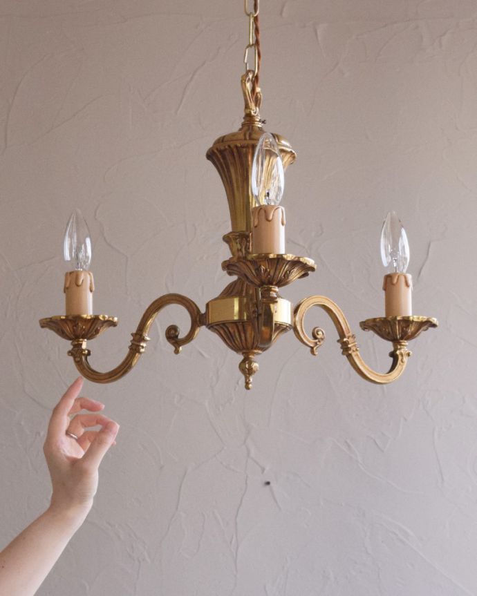 シャンデリア　照明・ライティング　繊細な装飾を施したアンティークの真鍮製シャンデリア・３灯タイプ（E17シャンデリア球付） 。引っ掛けシーリングのタイプに加工してお届けしますので、リビングやダイニングテーブルの上などお好きな場所に簡単に取り付けてみてください。(k-1770-z)