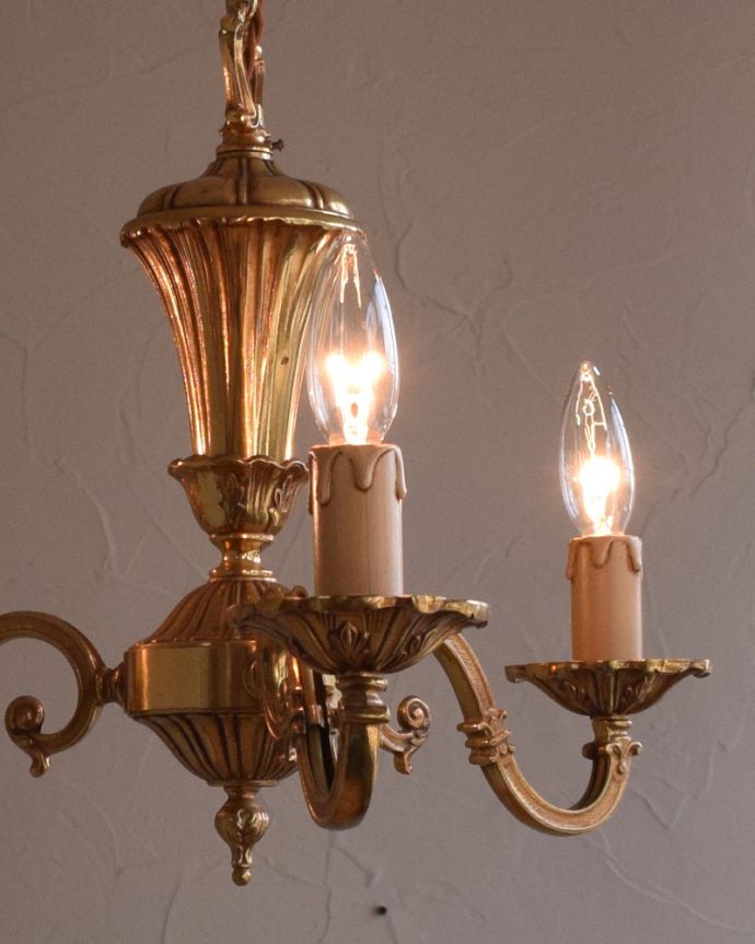 シャンデリア　照明・ライティング　繊細な装飾を施したアンティークの真鍮製シャンデリア・３灯タイプ（E17シャンデリア球付） 。あたたかい明かりがお部屋を包みこみます。(k-1770-z)