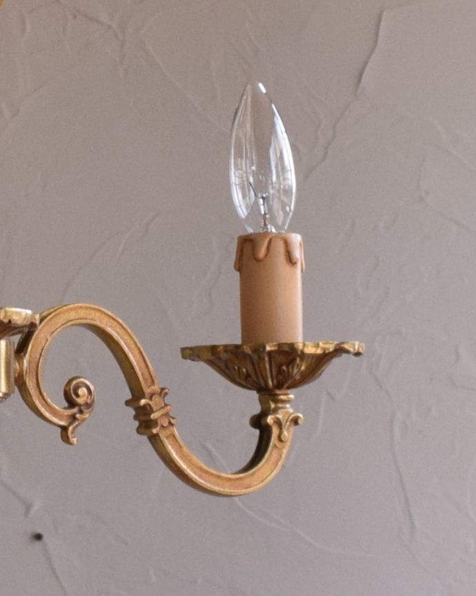 シャンデリア　照明・ライティング　繊細な装飾を施したアンティークの真鍮製シャンデリア・３灯タイプ（E17シャンデリア球付） 。隅々までこだわったデザインなのでどこから見ても楽しめます。(k-1770-z)