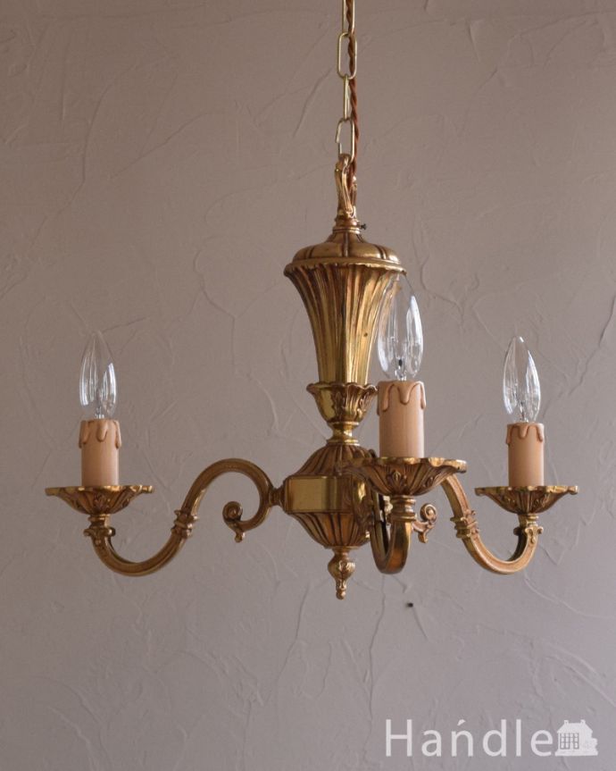 シャンデリア　照明・ライティング　繊細な装飾を施したアンティークの真鍮製シャンデリア・３灯タイプ（E17シャンデリア球付） 。昼間は灯りをつけなくても、太陽の光でキラキラと輝きます。(k-1770-z)