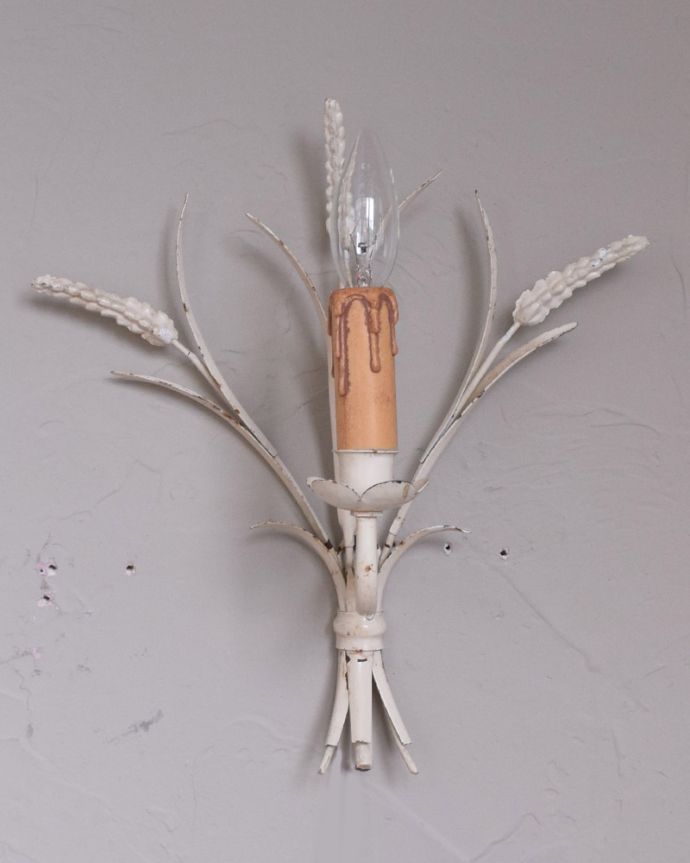 壁付けブラケット 照明・ライティング フランスのお洒落なアンティーク照明、穂が揺れるウォールブラケット(E17シャンデリア球付)。植物をモチーフ作られたデザインです。(k-1771-z)