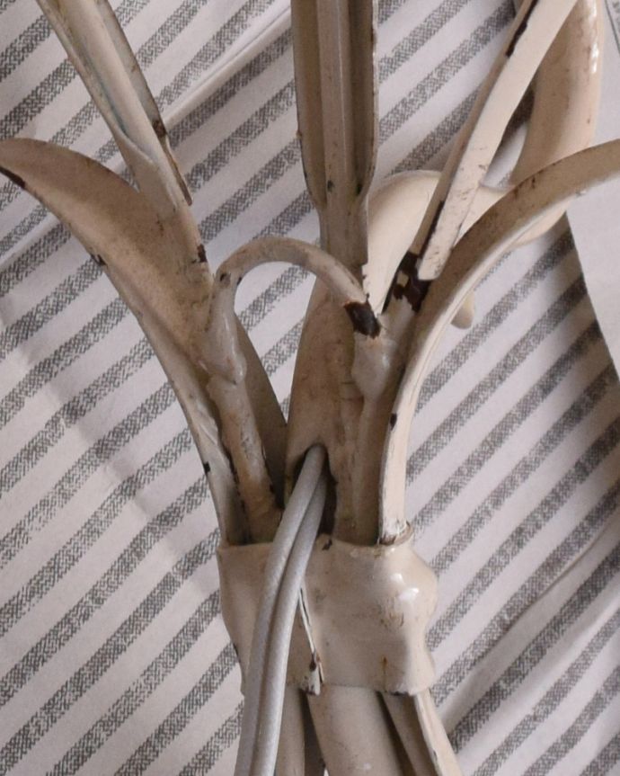 壁付けブラケット 照明・ライティング フランスのお洒落なアンティーク照明、穂が揺れるウォールブラケット(E17シャンデリア球付)。※ビスに引っ掛ける輪部分です。(k-1771-z)