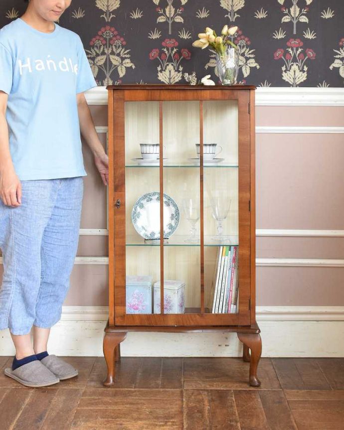 アンティークのキャビネット アンティーク家具 シンプルな美しさが際立つ、ウォルナット材のアンティークガラスキャビネット。初めてのアンティークにおススメちょっとしたスペースがあればどこにでも置けちゃうコンパクトサイズのガラスキャビネット。(k-1772-f)