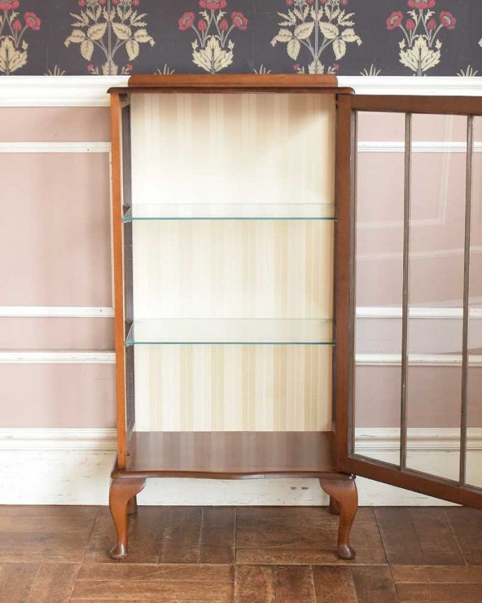 アンティークのキャビネット アンティーク家具 シンプルな美しさが際立つ、ウォルナット材のアンティークガラスキャビネット。扉を開けると、中はこんな感じです職人さんがキレイに修復して仕上げました。(k-1772-f)