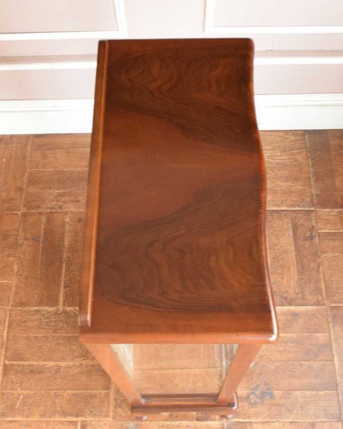 アンティークのキャビネット アンティーク家具 シンプルな美しさが際立つ、ウォルナット材のアンティークガラスキャビネット。上から形を見てみましょう天板はこんな感じです。(k-1772-f)