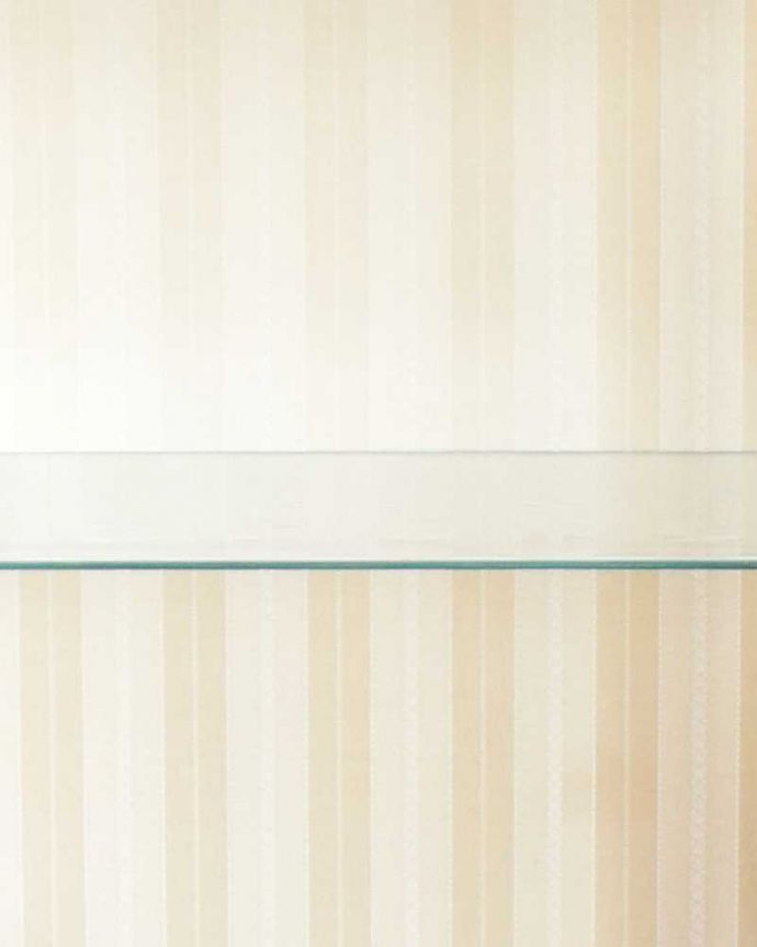 アンティークのキャビネット アンティーク家具 シンプルな美しさが際立つ、ウォルナット材のアンティークガラスキャビネット。新しいものに張り替えました。(k-1772-f)