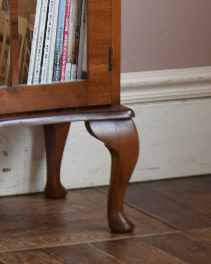 アンティークのキャビネット アンティーク家具 シンプルな美しさが際立つ、ウォルナット材のアンティークガラスキャビネット。女性1人でラクラク運べちゃう仕掛けHandleのアンティークは、脚の裏にフェルトキーパーをお付けしています。(k-1772-f)