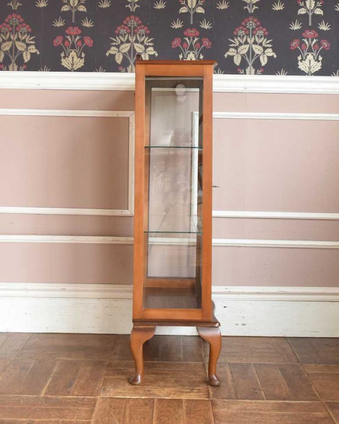 アンティークのキャビネット アンティーク家具 シンプルな美しさが際立つ、ウォルナット材のアンティークガラスキャビネット。横から見ると・・・横面もガラス。(k-1772-f)