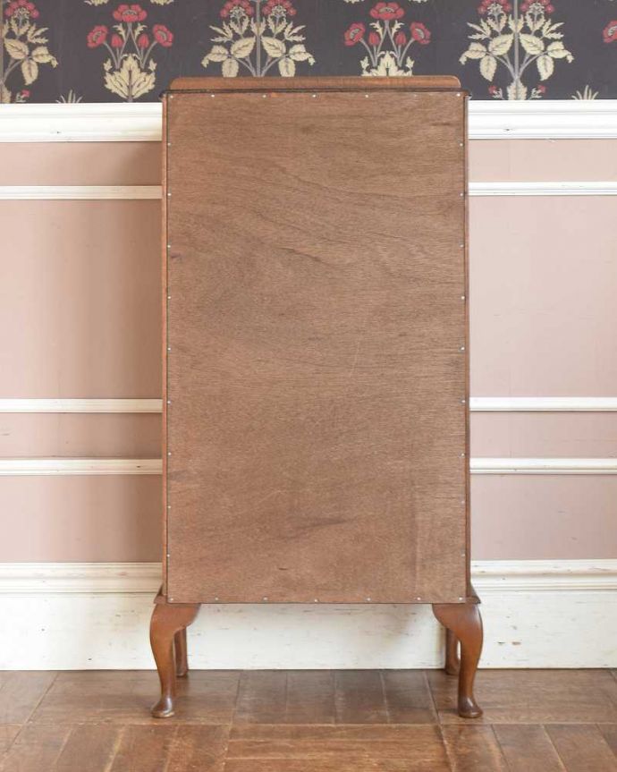 アンティークのキャビネット アンティーク家具 シンプルな美しさが際立つ、ウォルナット材のアンティークガラスキャビネット。修復してあるので後姿もキレイ!アンティークは新品ではないので、もちろん経年変化によるキズはありますが、専門の職人がキレイに修復したので、後ろ姿もキレイです。(k-1772-f)