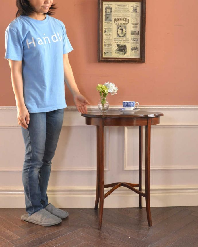 アンティークのテーブル　アンティーク家具　高級感があるマホガニー材の英国輸入家具、オケージョナルテーブル。ジャマにならずどこでも使える小さなテーブルどんな場所にも気軽に運べて便利に使えるオケージョナルテーブルは1つあれば便利に使える家具です。(k-1773-f)