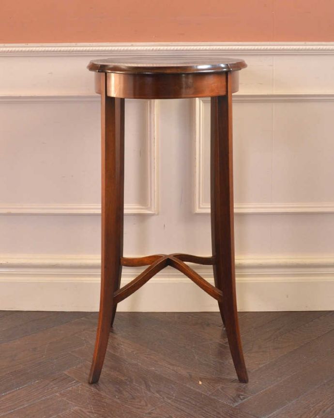 アンティークのテーブル　アンティーク家具　高級感があるマホガニー材の英国輸入家具、オケージョナルテーブル。しっかり修復しました！アンティークは新品ではないので、もちろん経年変化によるキズはありますが、専門の職人がしっかり修復してあるのでキレイです。(k-1773-f)