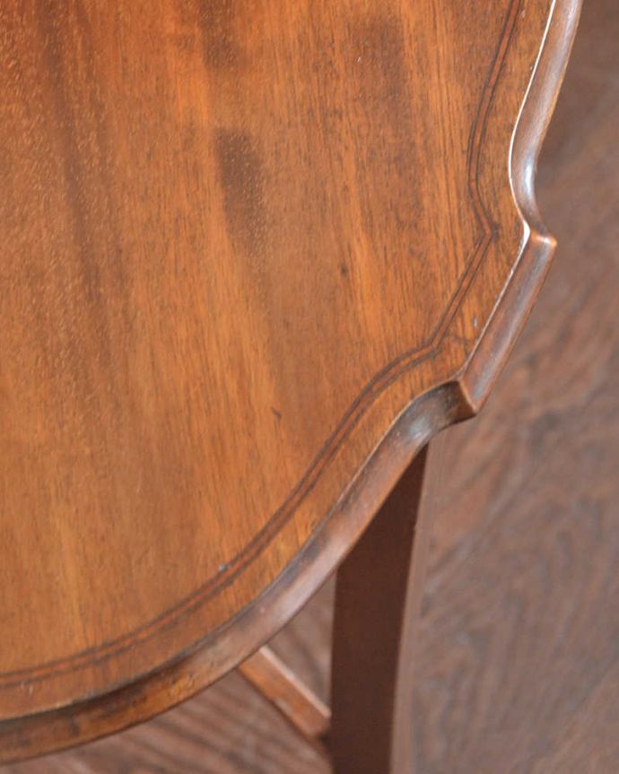 アンティークのテーブル　アンティーク家具　高級感があるマホガニー材の英国輸入家具、オケージョナルテーブル。天板には象嵌で描かれた美しいラインが。(k-1773-f)