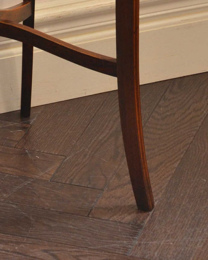 アンティークのテーブル　アンティーク家具　高級感があるマホガニー材の英国輸入家具、オケージョナルテーブル。持ち上げなくても大丈夫！Handleのアンティークは、脚の裏にフェルトキーパーをお付けしています。(k-1773-f)