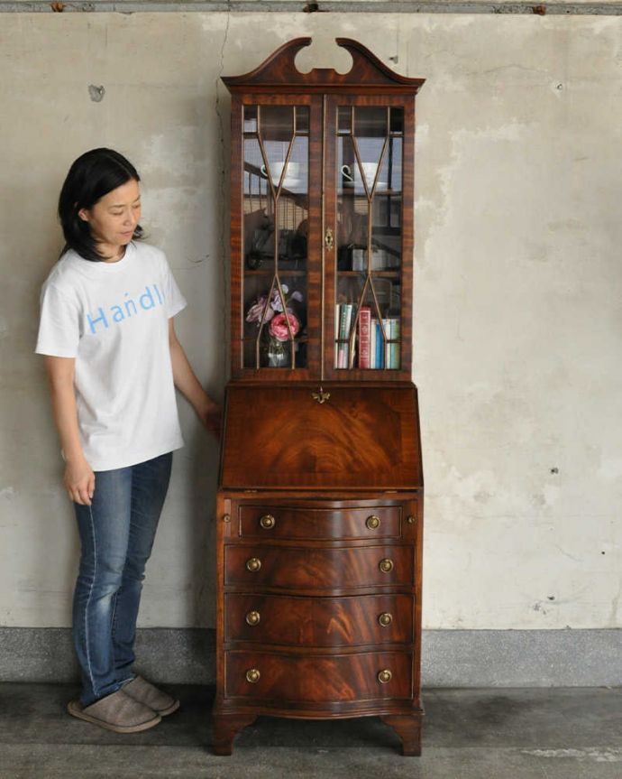 ビューロー　アンティーク家具　英国輸入のアンティーク家具、スリムなビューローブックケース。飾り棚とパソコンスペース、両方欲しい方にオススメなのが、このブックケースビューロー！（モデルの身長は159cmです）。(k-1774-f)