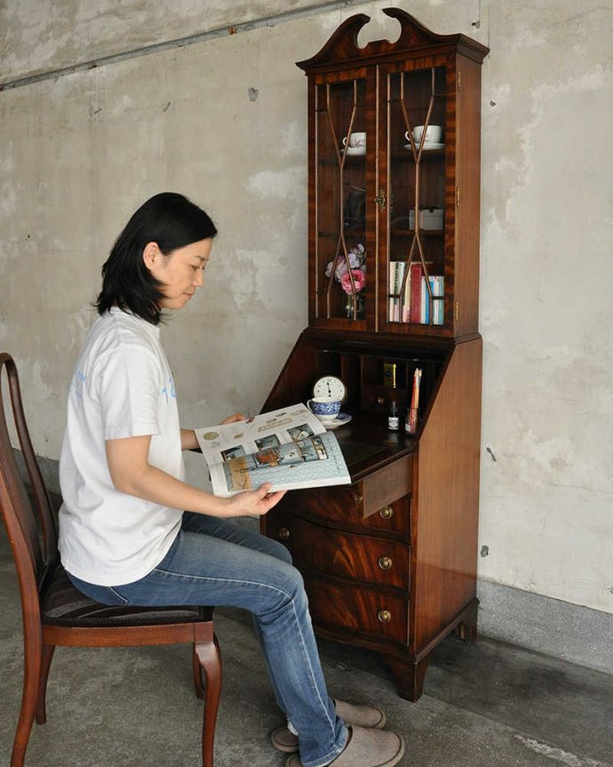 ビューロー　アンティーク家具　英国輸入のアンティーク家具、スリムなビューローブックケース。書き物やパソコンをする時は、ビューローを開いて使ってください。(k-1774-f)