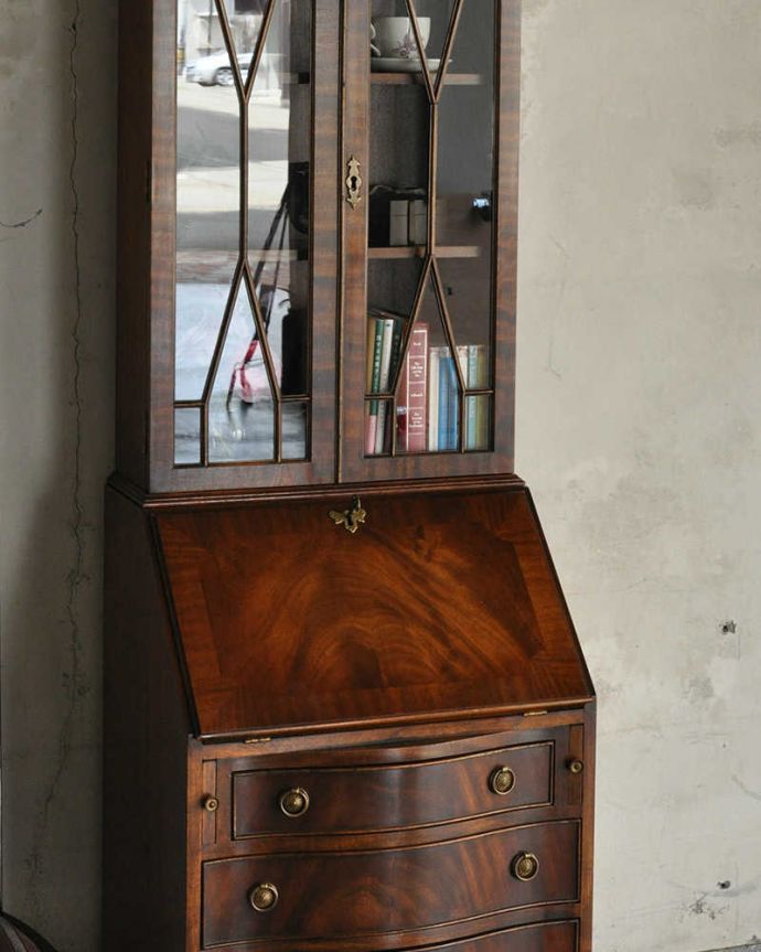ビューロー　アンティーク家具　英国輸入のアンティーク家具、スリムなビューローブックケース。外国製のビューローは装飾があちこちにあるので、絵になるアイテム。(k-1774-f)