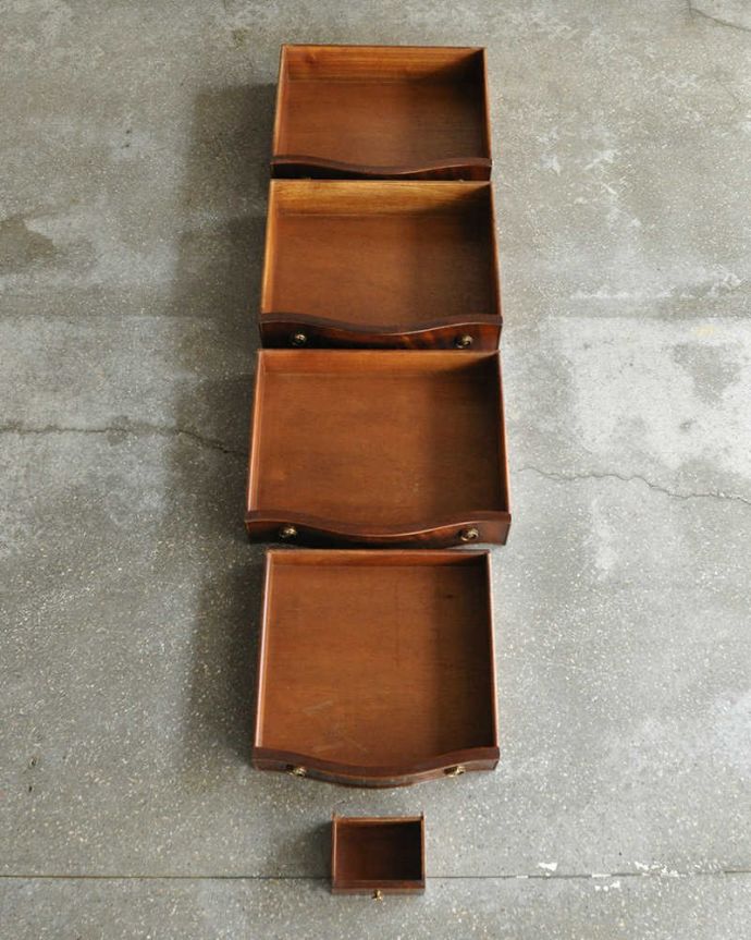 ビューロー　アンティーク家具　英国輸入のアンティーク家具、スリムなビューローブックケース。引き出しが付いています。(k-1774-f)