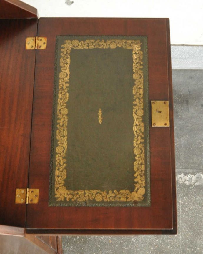 ビューロー　アンティーク家具　英国輸入のアンティーク家具、スリムなビューローブックケース。落ち着いた雰囲気のビューロー。(k-1774-f)