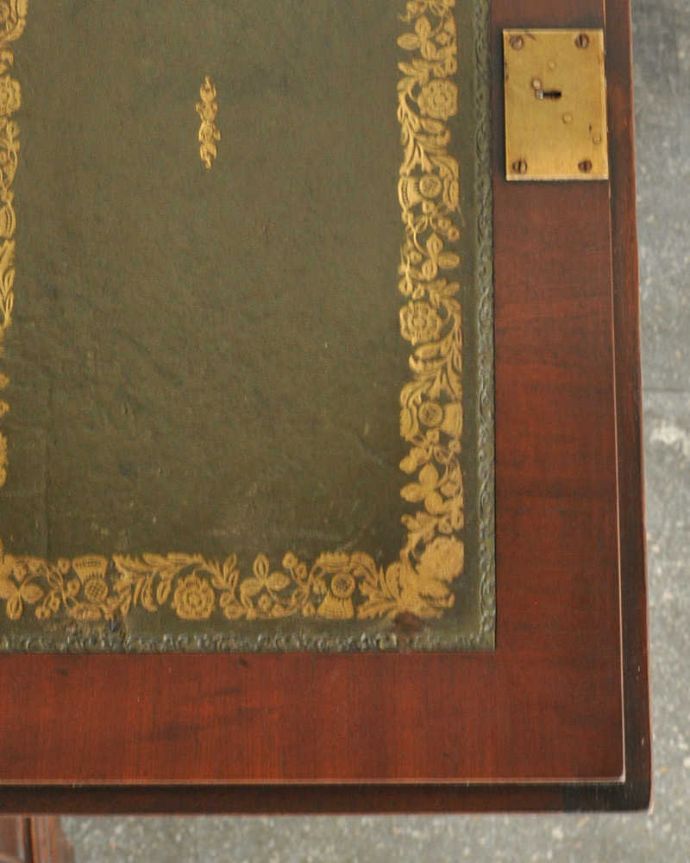 ビューロー　アンティーク家具　英国輸入のアンティーク家具、スリムなビューローブックケース。デスクには革が貼ってあります。(k-1774-f)