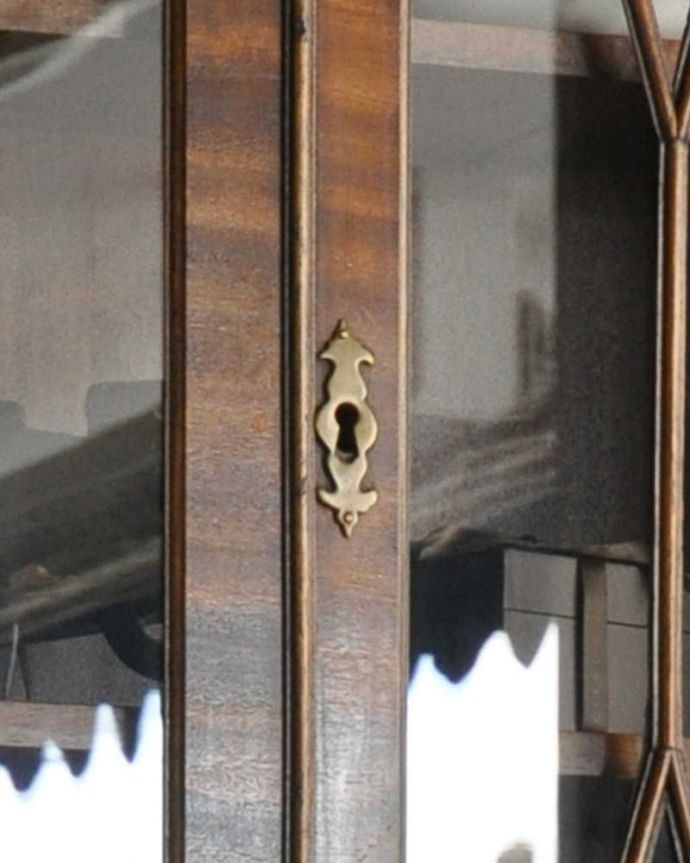 ビューロー　アンティーク家具　英国輸入のアンティーク家具、スリムなビューローブックケース。アンティークの鍵が付いています。(k-1774-f)