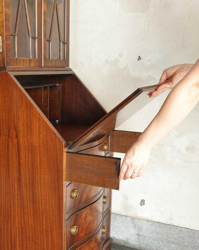 ビューロー　アンティーク家具　英国輸入のアンティーク家具、スリムなビューローブックケース。ビューローの支えであるバーは、両サイドに付いています。(k-1774-f)