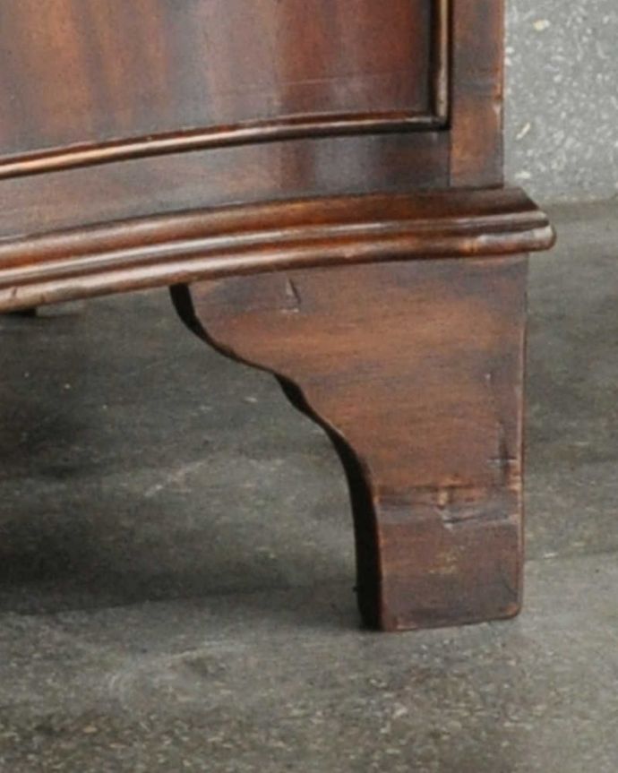 ビューロー　アンティーク家具　英国輸入のアンティーク家具、スリムなビューローブックケース。安定感のある脚がしっかり支えます。(k-1774-f)