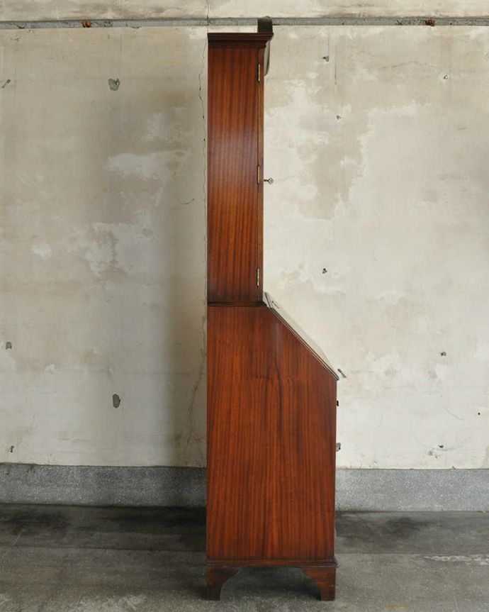 ビューロー　アンティーク家具　英国輸入のアンティーク家具、スリムなビューローブックケース。ビューローを閉じると、スッキリとしたキャビネットになります。(k-1774-f)