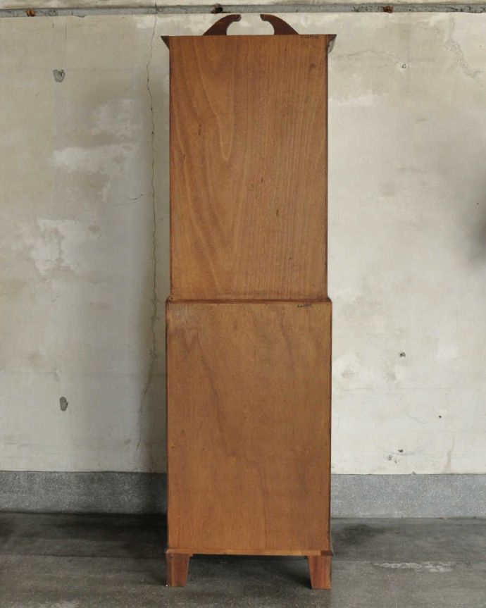 ビューロー　アンティーク家具　英国輸入のアンティーク家具、スリムなビューローブックケース。※アンティークは新品ではないので、もちろん経年変化によるキズはありますが、専門の職人が目立たないようキレイにお直しをしているので、後姿までキレイです。(k-1774-f)