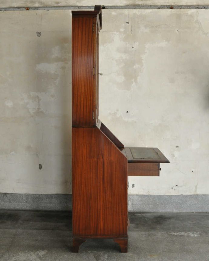 ビューロー　アンティーク家具　英国輸入のアンティーク家具、スリムなビューローブックケース。サイドが見えても良いように作られた高級感を感じさせるデザインです。(k-1774-f)